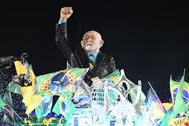 Carro alegórico de escola de samba de Niteroi que homenageou Lula no carnaval