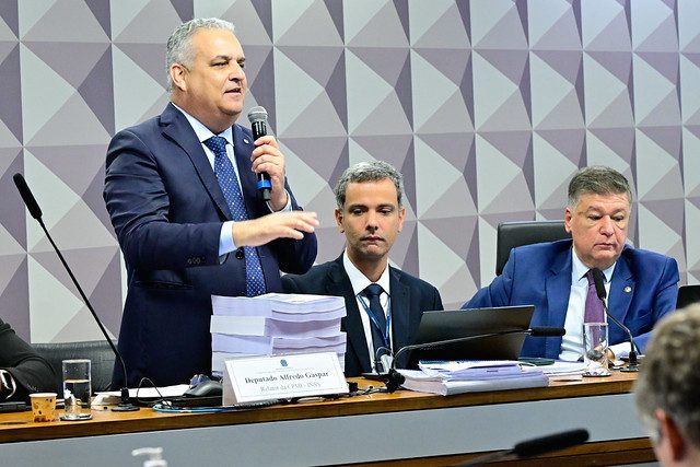 Parlamentares divulgando o relatório final da CPMI do INSS