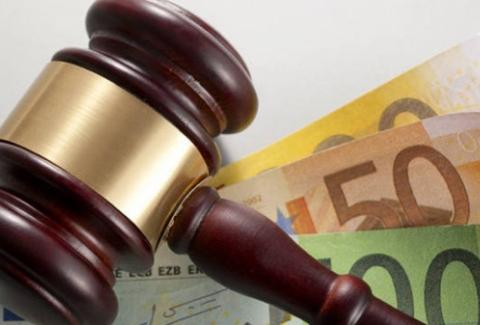 imagem de martelo representando decisão judicial e ao fundo cédulas de reais