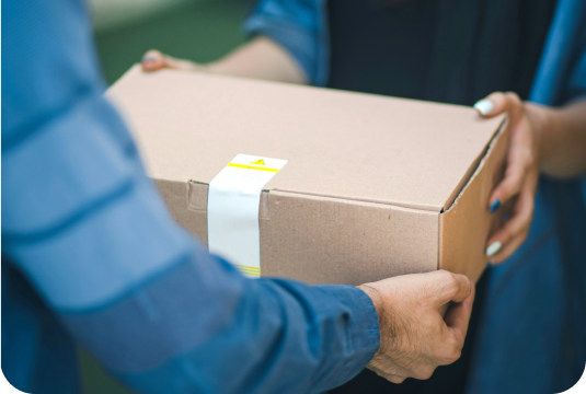 Trabalhador fazendo entrega de encomenda comprada pela Ebazar