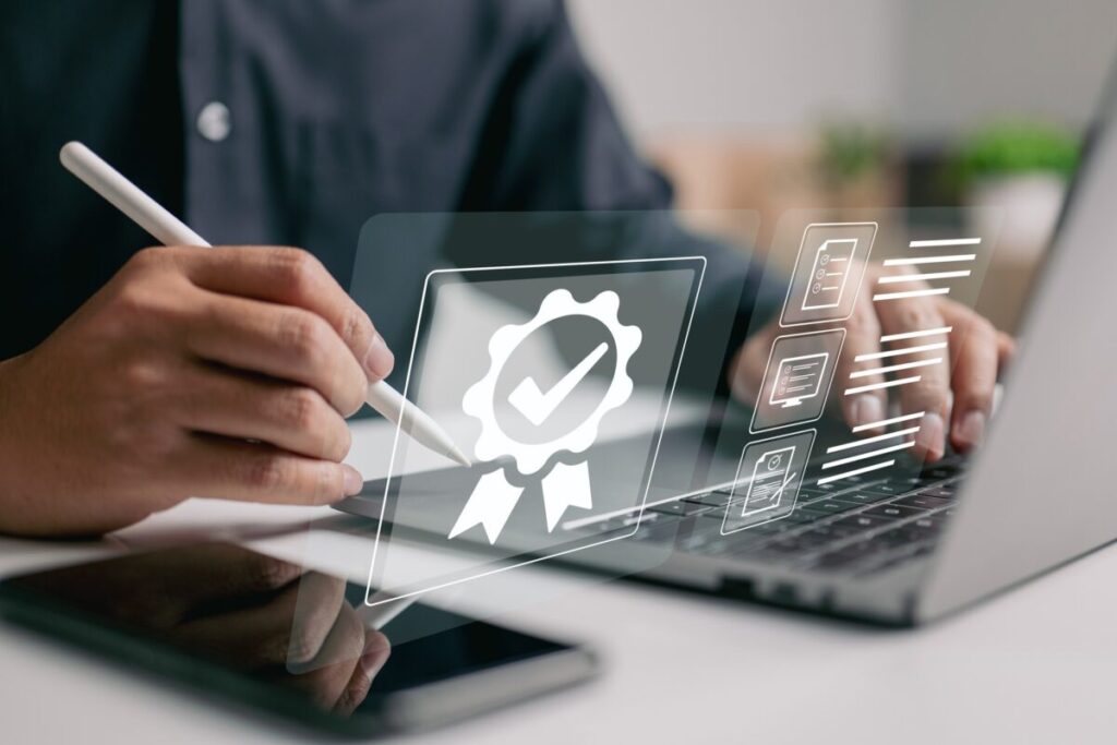 Mãos de homem sob laptop assinando um documento digital