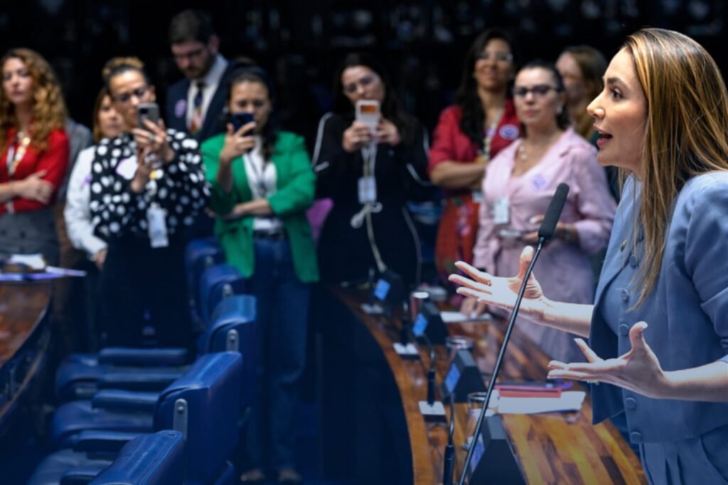 Senadoras discutindo, no plenário do Senado, PL que discriminaliza a misoginia, aprovado nesta terça-feira (24/03)
