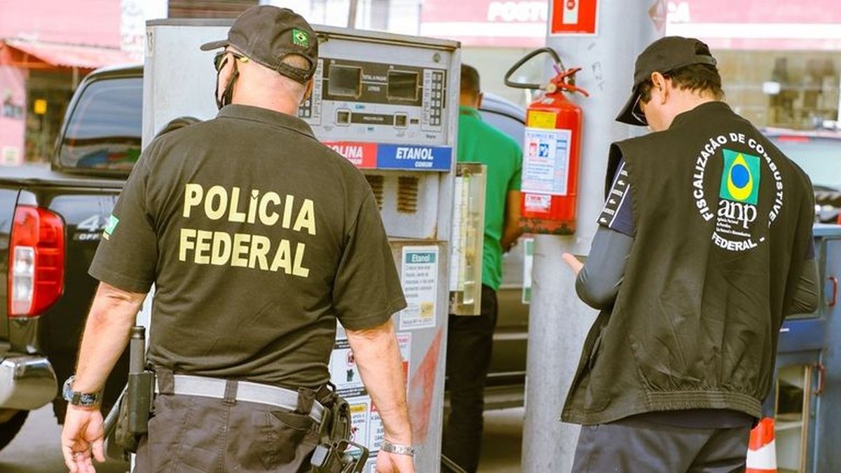 Policiais federais atuando nos postos de combustíveis