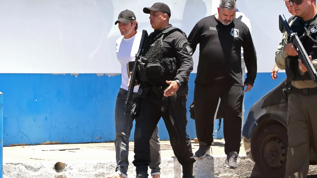 Vorcaro sendo preso por policiais da PF