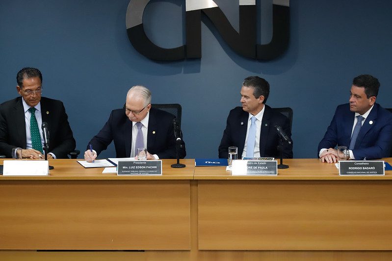 mesa com conselheiros do CNJ