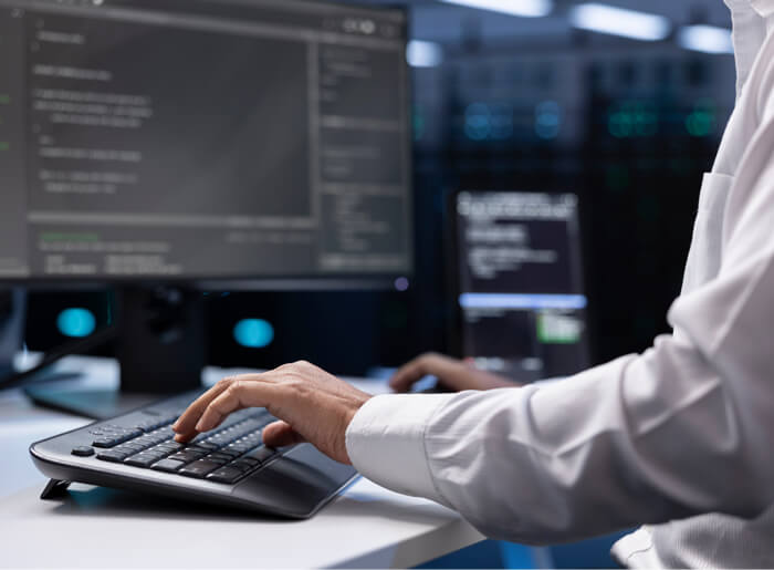 Pessoa usando computador