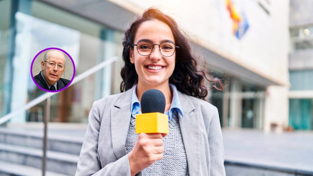 jornalista com microfone na mão