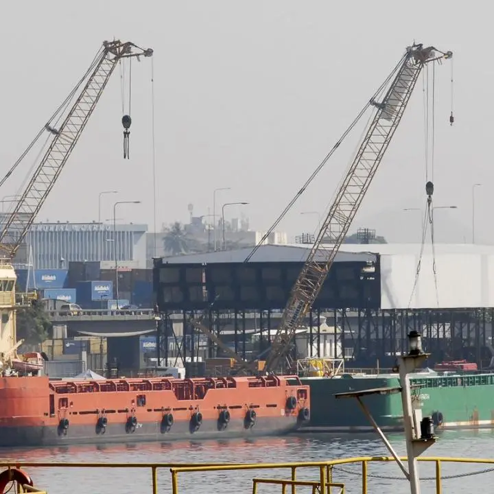 imagem de navios no porto