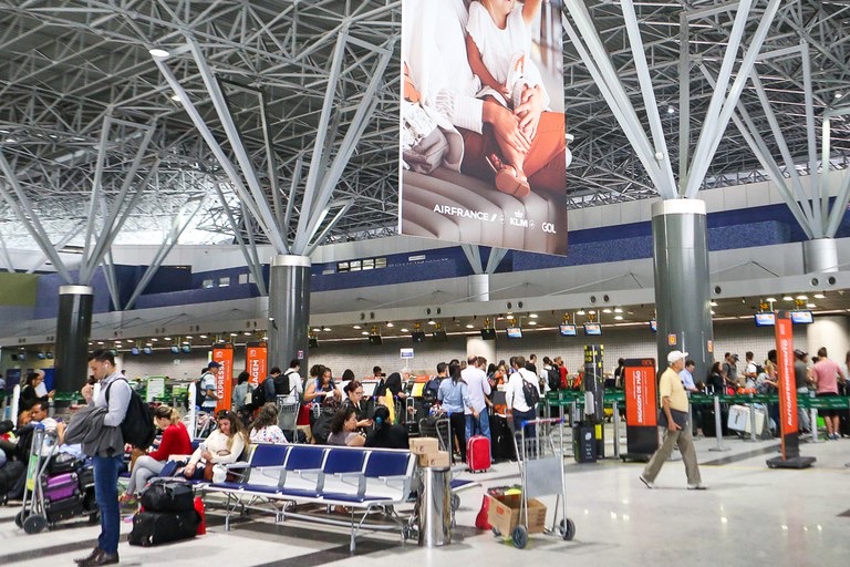 Passageiros em aeroportos aguardando com esperas e cancelamentos de voos
