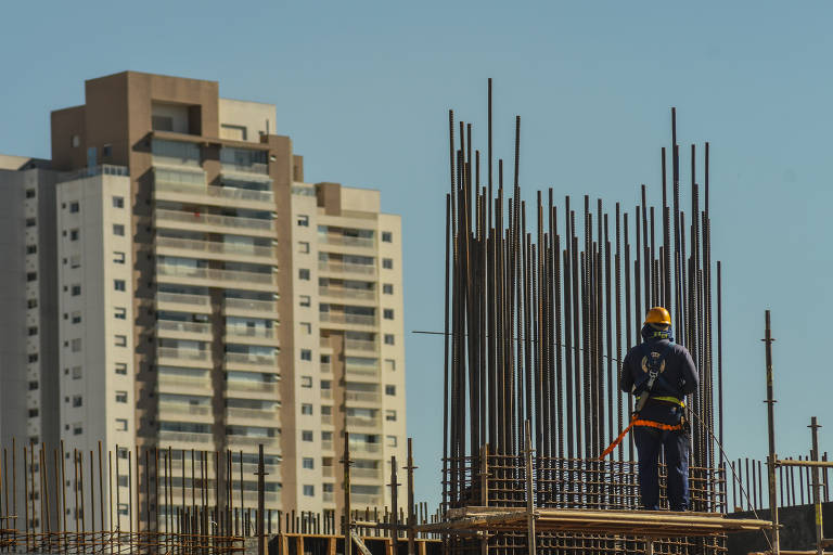 Prédios em construção em Brasília, que passarm quase um mês procedimento para emissão de alvarás suspenso por decisão judicial