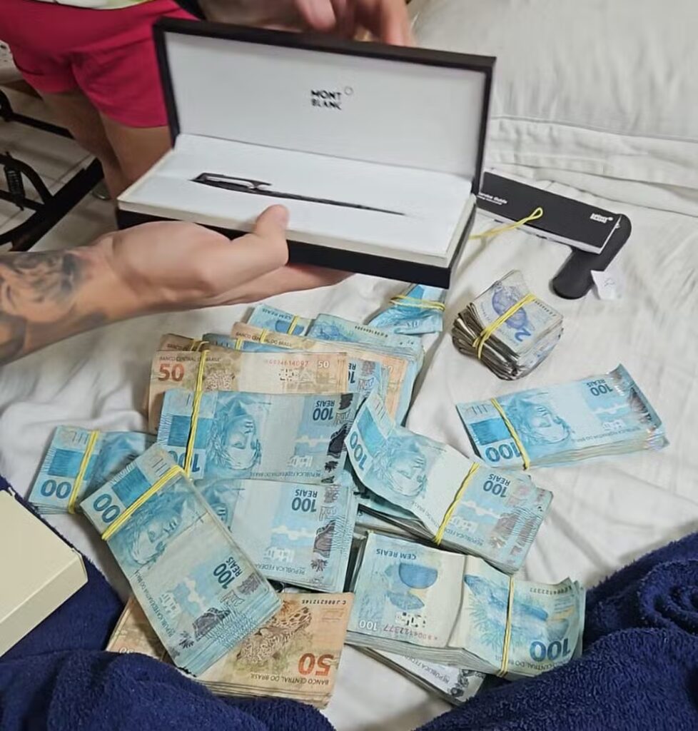 Cédulas, canetas e joias apreendidas durante a Operação Cítrico, pela Polícia Federal, realizada em Cabedelo (PB)