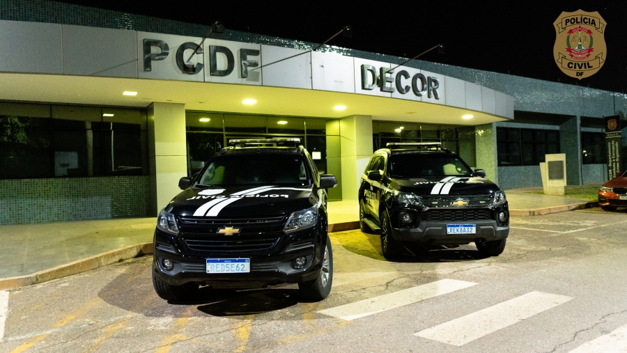 Carros policiais que estão nas ruas desde a madrugada a disposição de policiais que atuam na "Operação Eixo"