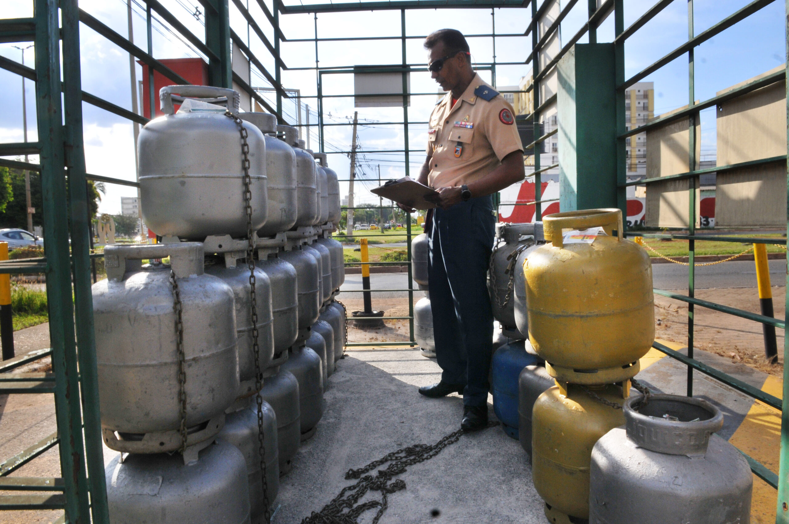 Fiscalização de estabelecimentos que vendem botijões de gás de cozinha