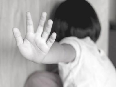 imagem de criança de costas dando um basta com a mãe