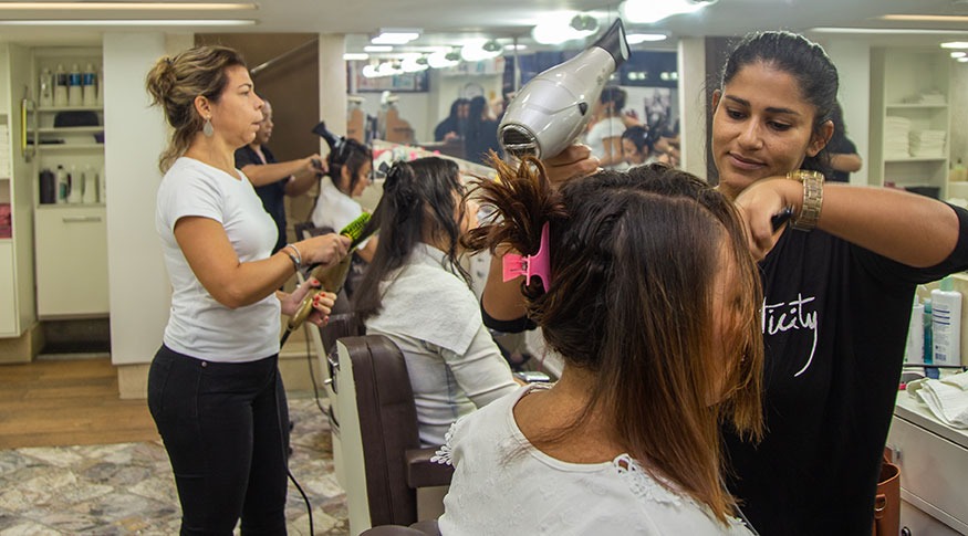 Mulheres trabalhando em salão de beleza. Cabelereiras e manicures que costumam ser MEI