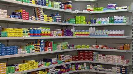 imagem de prateleira de farmácia cheia de remédios