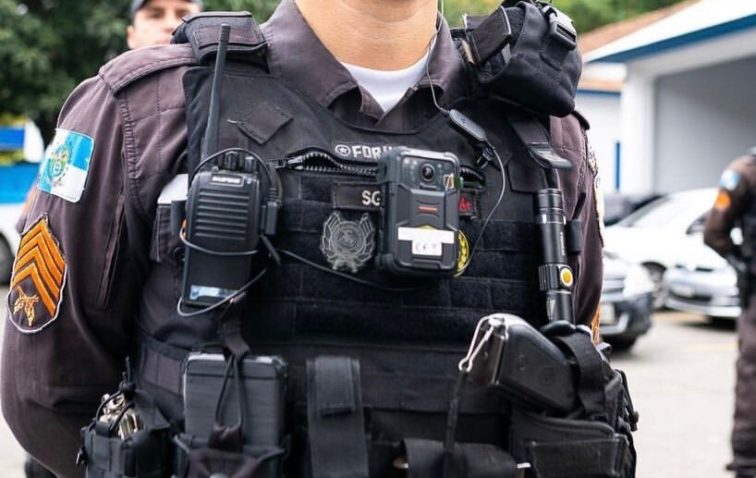 Policial usando câmera corporal