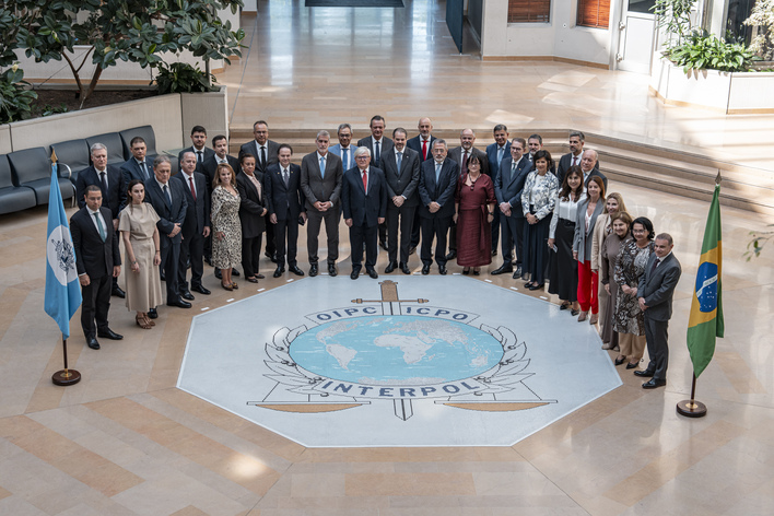 Magistrados de três países reunidos na sede da Interpol em Lyon (França)