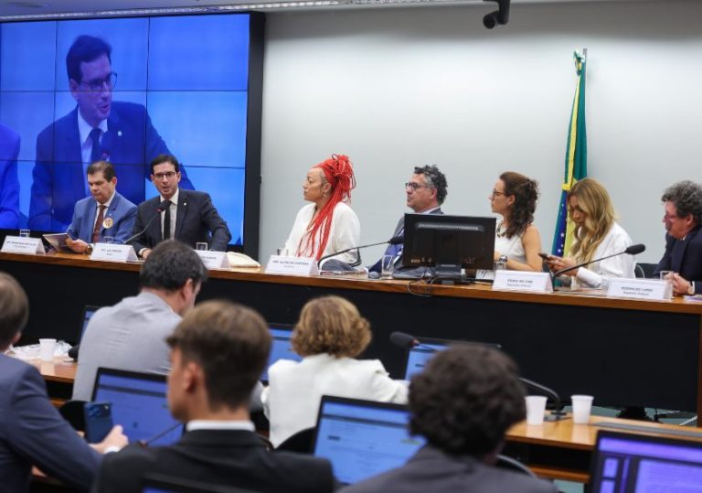 Reunião da comissão especial criada na Câmara para apreciar a PEC da escala de trabalho 5X2
