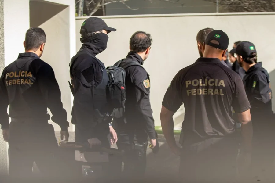 Policiais federais em atuação na operação Off-Balance, em SP