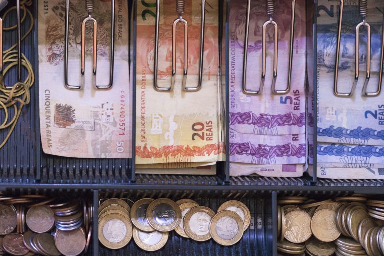 Cédulas de dinheiro e moedas
