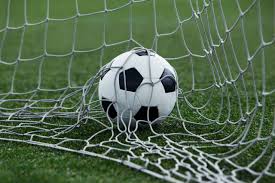 Foto de bola de futebol dentro da rede
