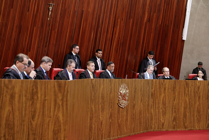 Ministros que compõem o TSE, durante sessão plenária