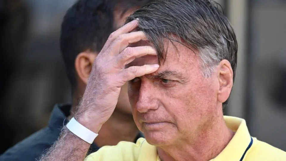Bolsonaro com a mão na testa com ar de preocupação