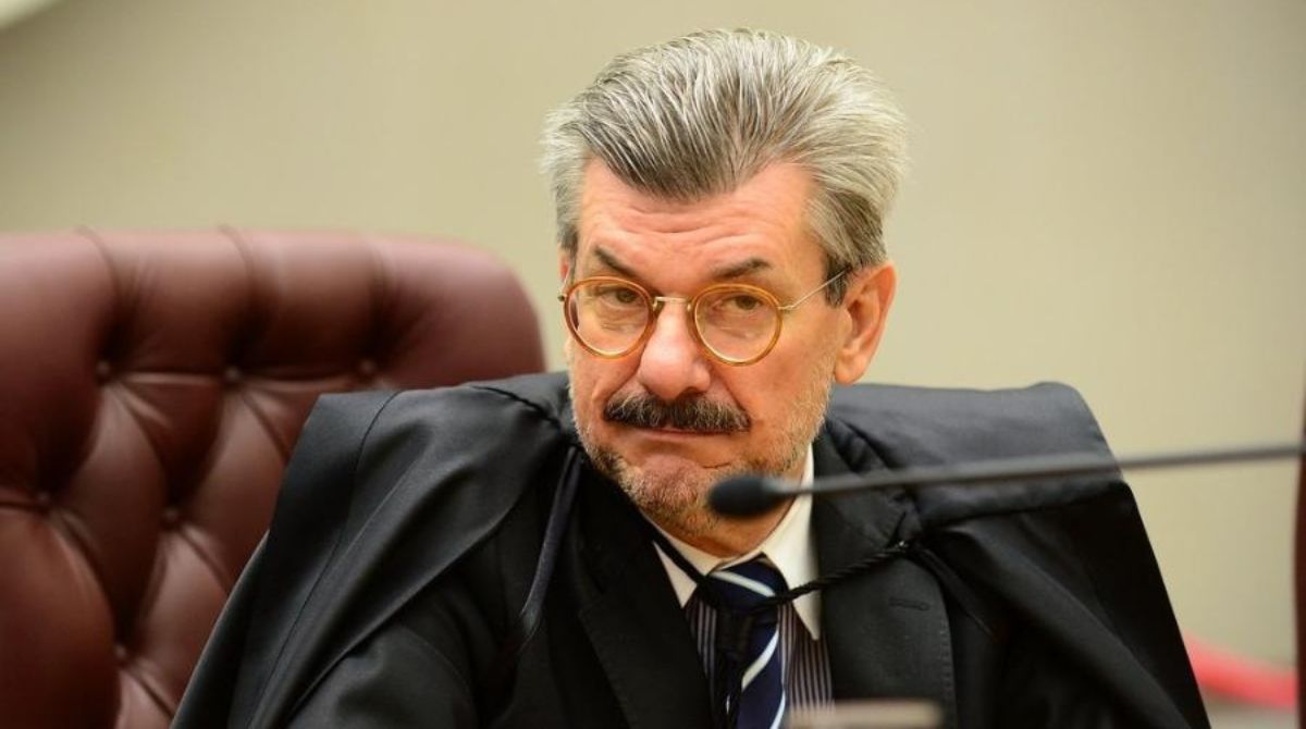 Ministro Marco Buzzi no plenário do STJ