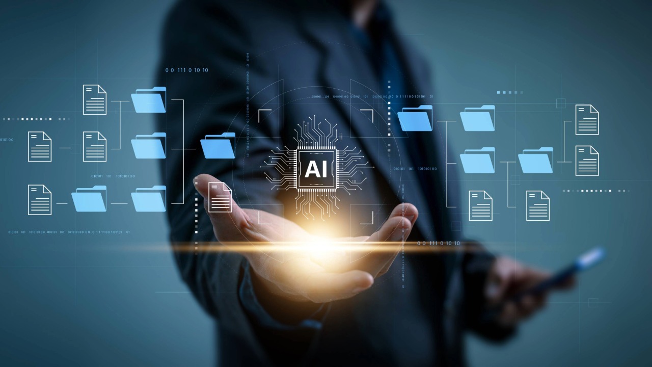 Mão de homem sobre uma tela indicando alta tecnologia com a sigla IA