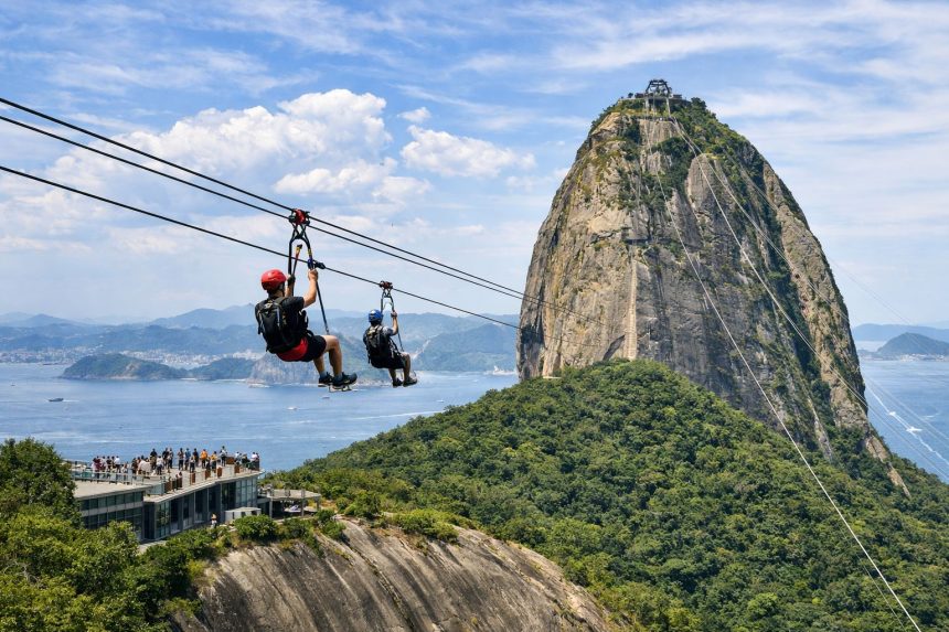 imagem de duas pessoas descendo o pão de açucar em tiroleza
