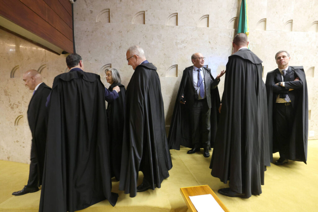 Ministros do STF com capas saindo do plenário