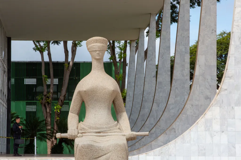 imagem da estátua da justiça diante do STF