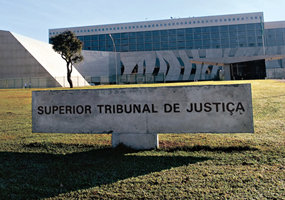 fachada do prédio do STJ