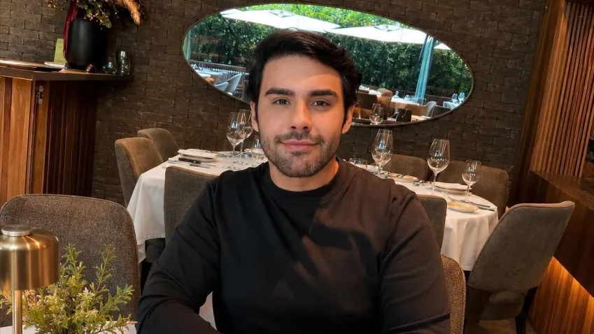 publicitário Thiago Miranda sentado num restaurante