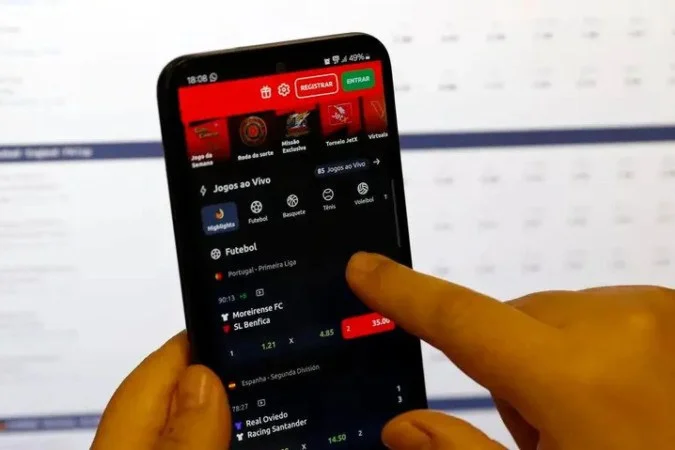 Foto de celular com aplicativos de bets ilegais