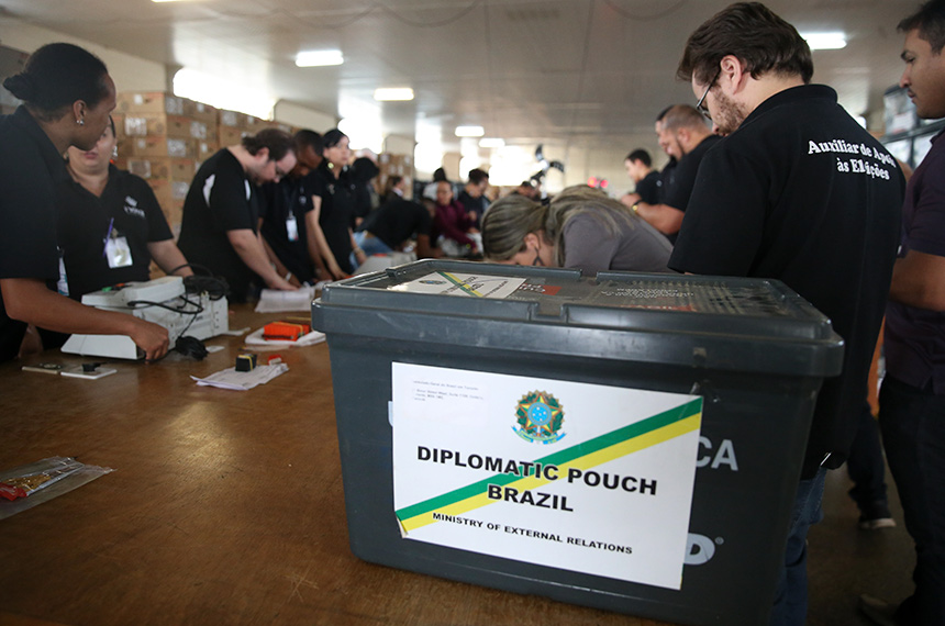 Brasileiros votando no exterior