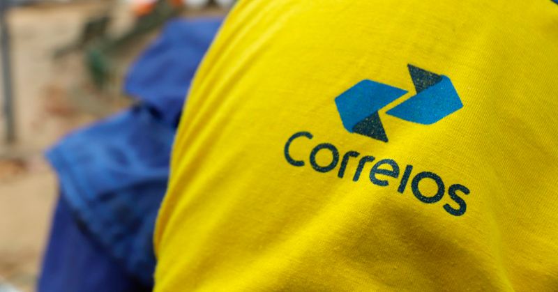 nome dos correios em camisa de trabalhador da empresa
