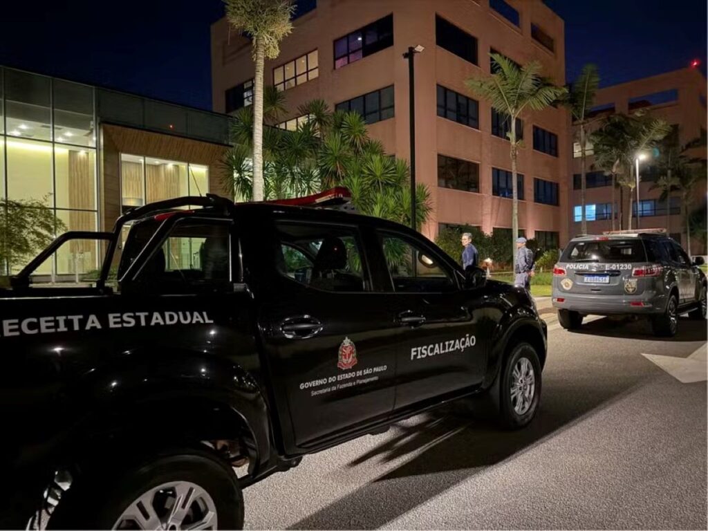 carro da Receita Federal em operação de busca e apreensão