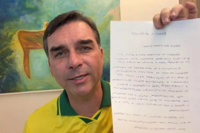 Senador Flávio Bolsonaro (PL-RJ) mostrando carta escrita pelo pai