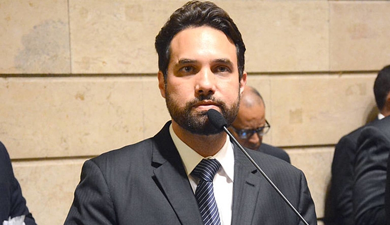 ex-vereador do RJ , Dr. Jairinho, de terno no Tribunal do Rio