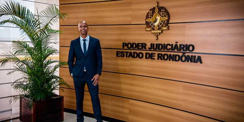 Robson diante da placa do TJRO