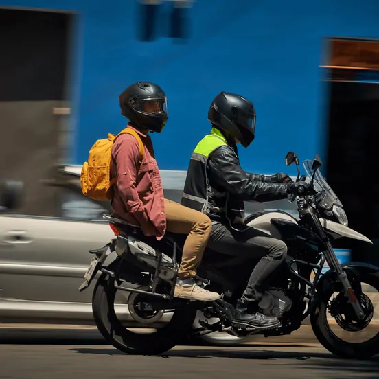 moto taxi uber com cliente na garupa