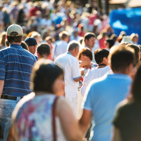 Pessoas atravessando rua - potenciais eleitores brasileiros
