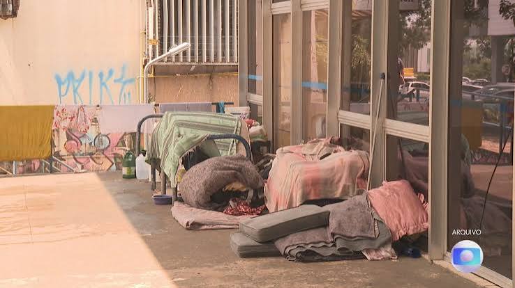 Pessoas em situação de rua nas ruas de Brasília