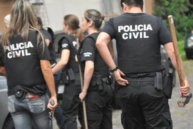 Policiais civis durante operação em SP