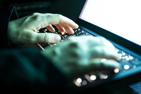 Mãos no teclado de um computador