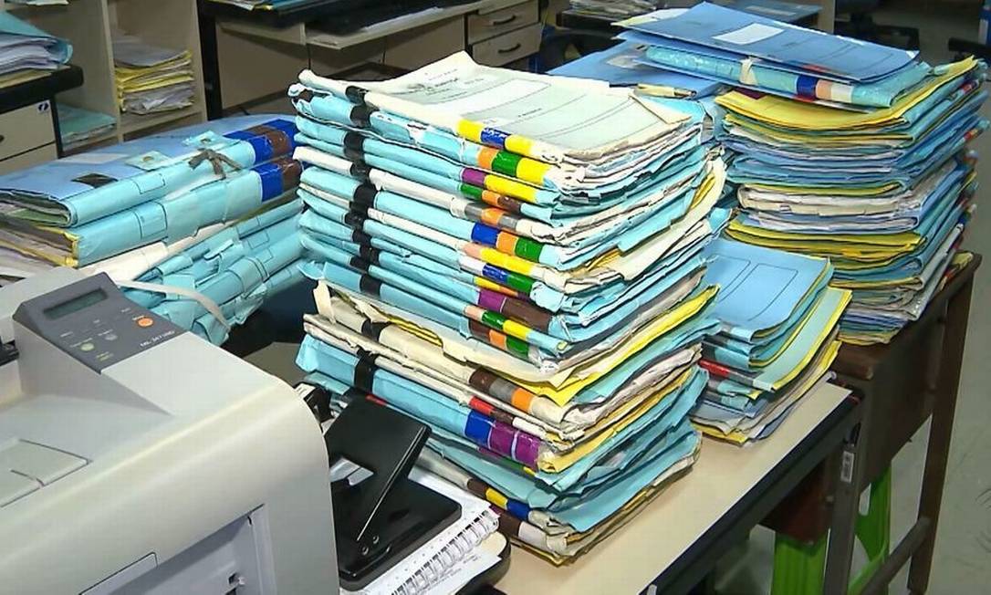 pilhas de processos judiciais sobre a mesa