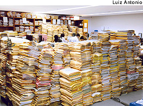 pilhas de processos em uma sala do judiciário