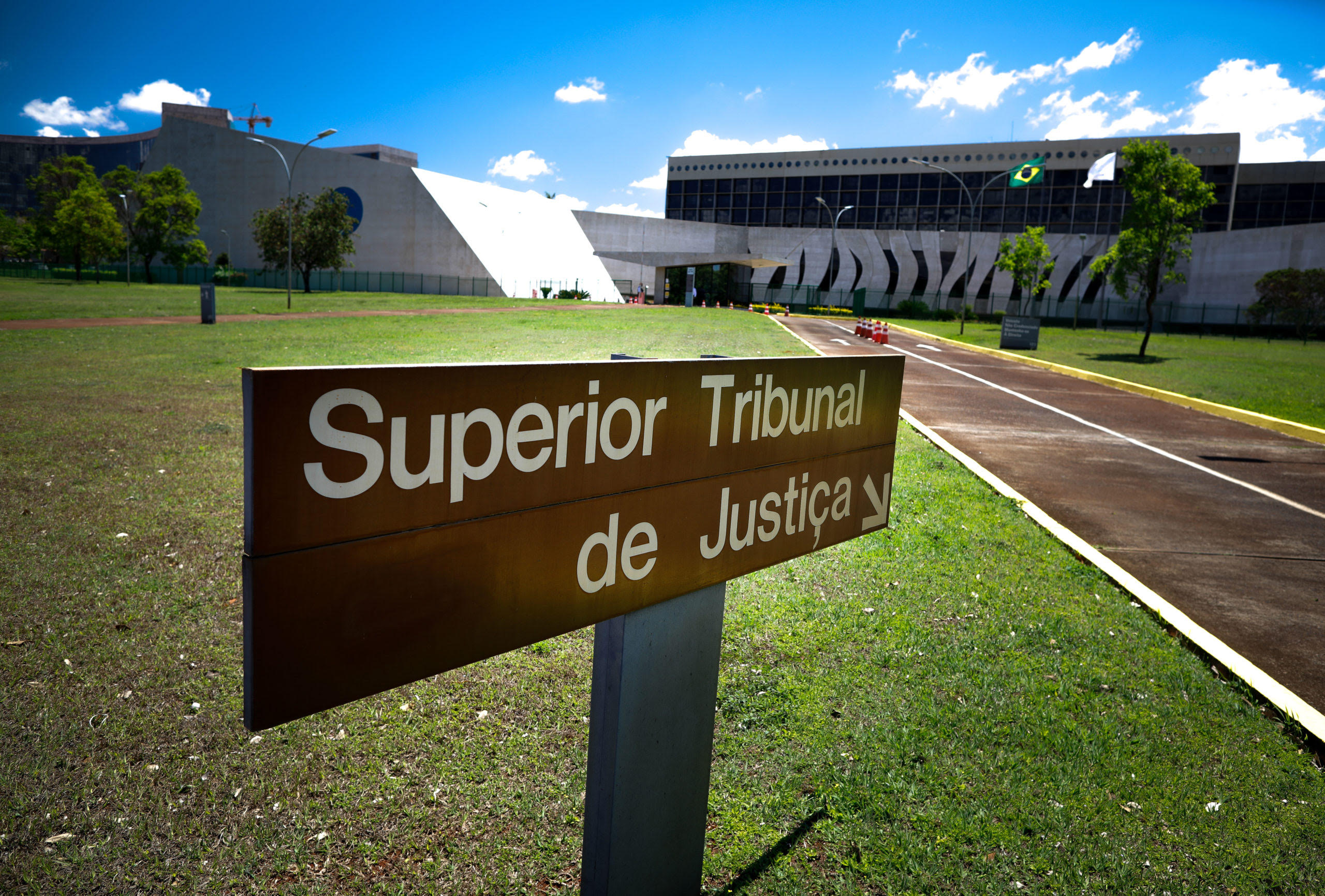 fachada do prédio do STJ